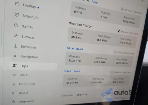 2025 Tesla Model Y Long Range Dual Motor All-Wheel Drive z USA, uszkodzony, nr VIN 7SAYGDEE8SA351818